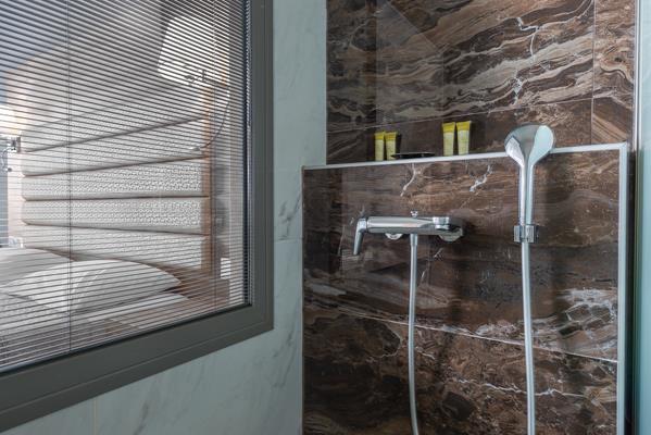 Dionyssos hotel _ apartments - tuš kabina iz drugog ugla.jpg
