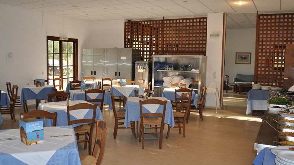 Olea Garden hotel - stolovi restorana.jpg