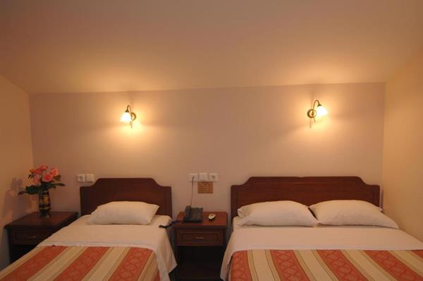Kalipso Resort - ležajevi u trokrevetnoj sobi iz drugog ugla.jpg