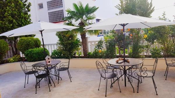 Kalipso Resort - stolovi i stolice u bašti hotela.jpg