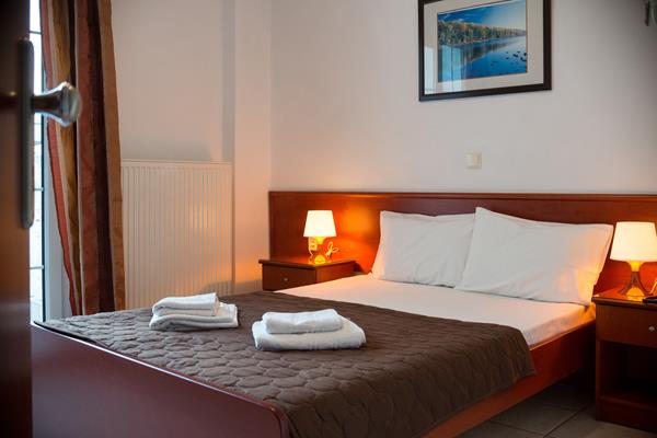 Korali Hotel - Paralija - francuski ležaj.jpg
