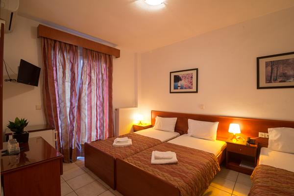 Korali Hotel - Paralija - ležajevi u trokrevetnoj sobi.jpg