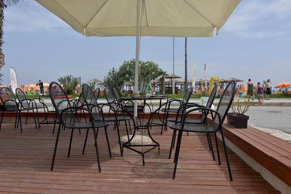 Korali Hotel - Paralija - sto i stolice u bašti hotela.jpg