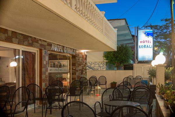 Korali Hotel - Paralija - stolovi i stolice na terasi hotela.jpg