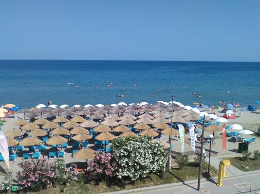 Korali Hotel - ležaljke i suncobrani na plaži.jpg