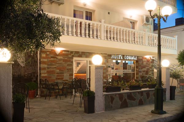 Korali Hotel - pogled na hotel.jpg