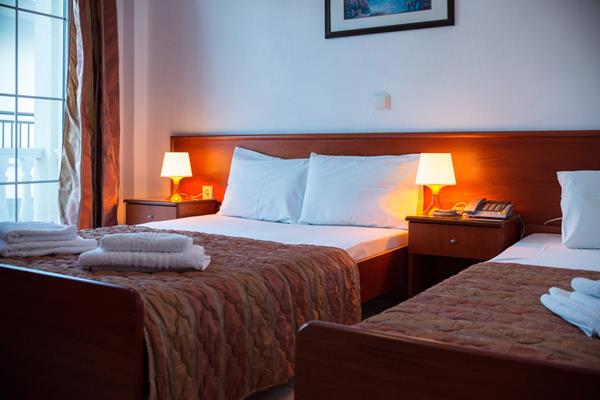 Korali Hotel - pogled na ležaj.jpg