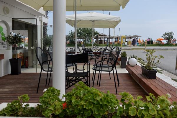 Korali Hotel - stolovi i stolice ispred hotela.jpg