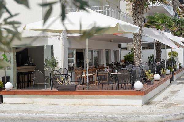 Korali Hotel - suncobrani u bašti hotela.jpg
