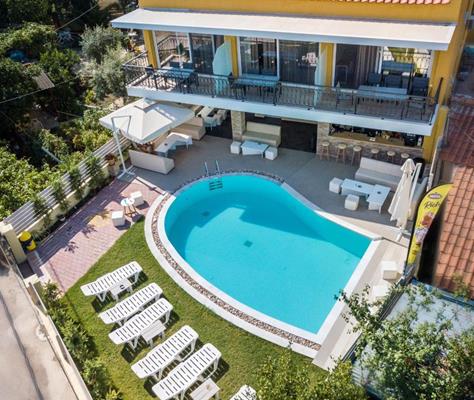 Alberian No1 hotel - bazen iz vazduha.jpg