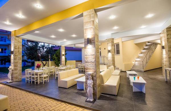 Alberian No1 hotel - opremljena terasa.jpg