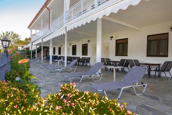 Demi studios - balkon sa ležaljkama stolovim i stolicama.jpg