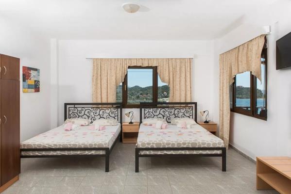 Demi studios hotel - dva francuska ležaja.jpg