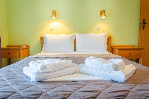 Vedere Apartments - pogled na francuski ležaj.jpg