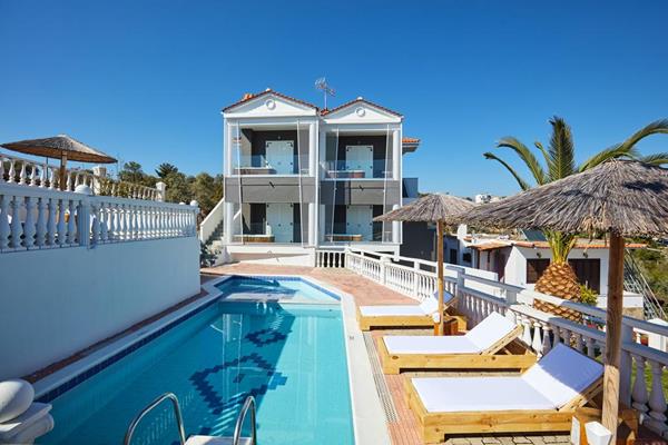 Villa Fylaktos - ležaljke i suncobrani pored bazena.jpg