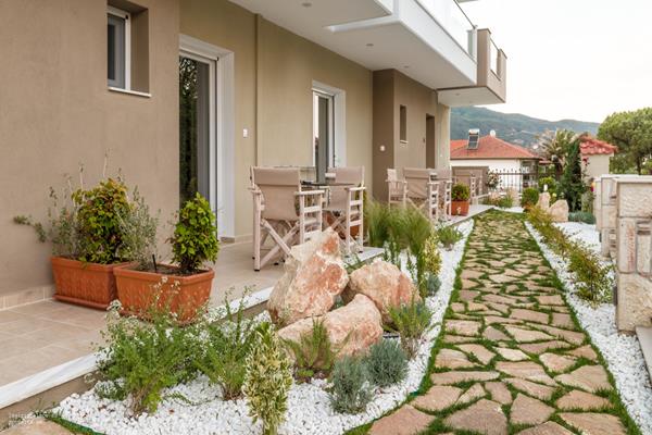 Lagaria hotel _ apartments - detalji u bašti hotela.jpg