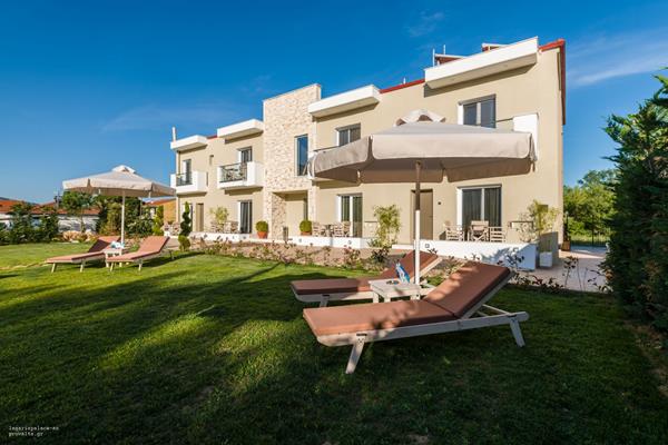 Lagaria hotel _ apartments - ležaljke i suncobrani u bašti hotela.jpg