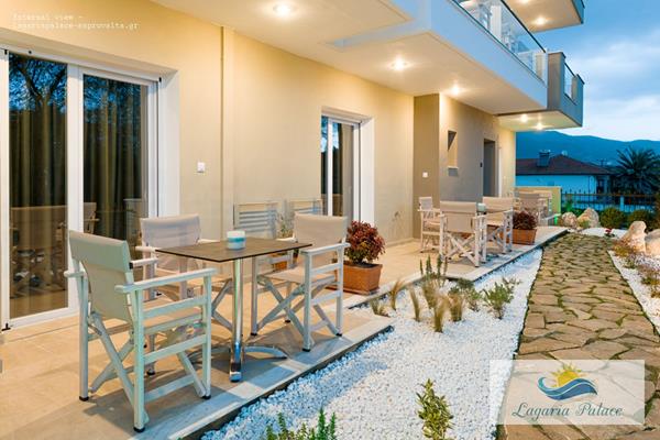 Lagaria rooms _ apartments - stolovi i stolice u bašti hotela.jpg