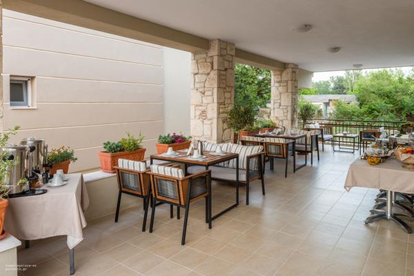 Lagaria rooms _ apartments - stolovi i stolice u cafeu.jpg