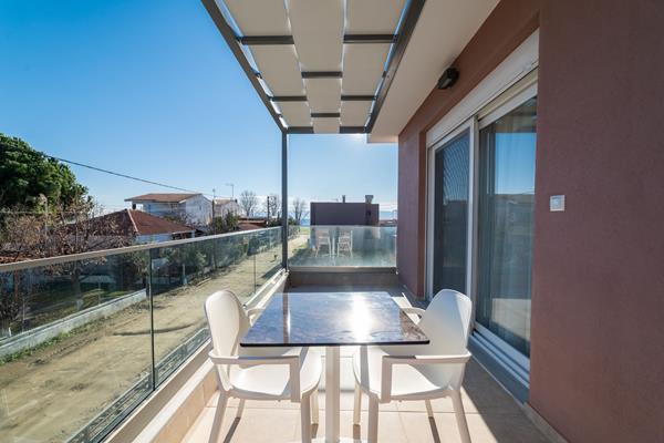 Costa Ofrynio Dionisos - opremljeni balkon.jpg