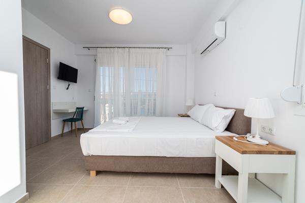Costa Ofrynio Dionisos - pogled na francuski ležaj.jpg
