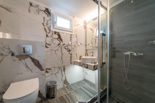 Costa Ofrynio Dream Suites - kupatilo sa tuš kabinom.jpg