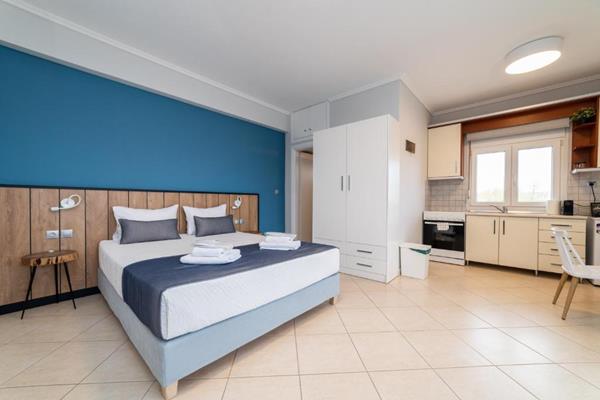 Costa Ofrynio Dream Suites - pogled na francuski ležaj iz drugog ugla.jpg