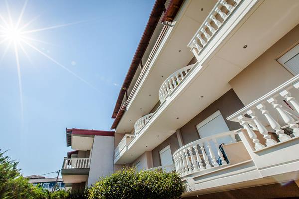 Porto Daliani - pogled na balkone.jpg