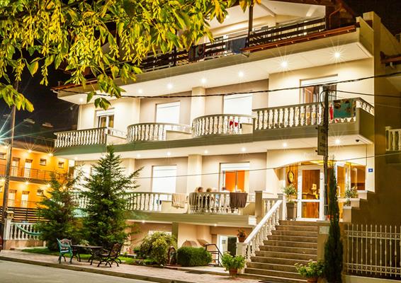 Porto Daliani - pogled na objekat noću.jpg