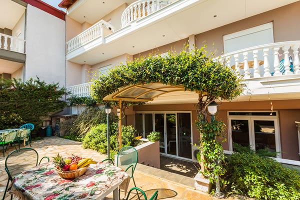 Porto Daliani - stolovi i stolice u bašti.jpg