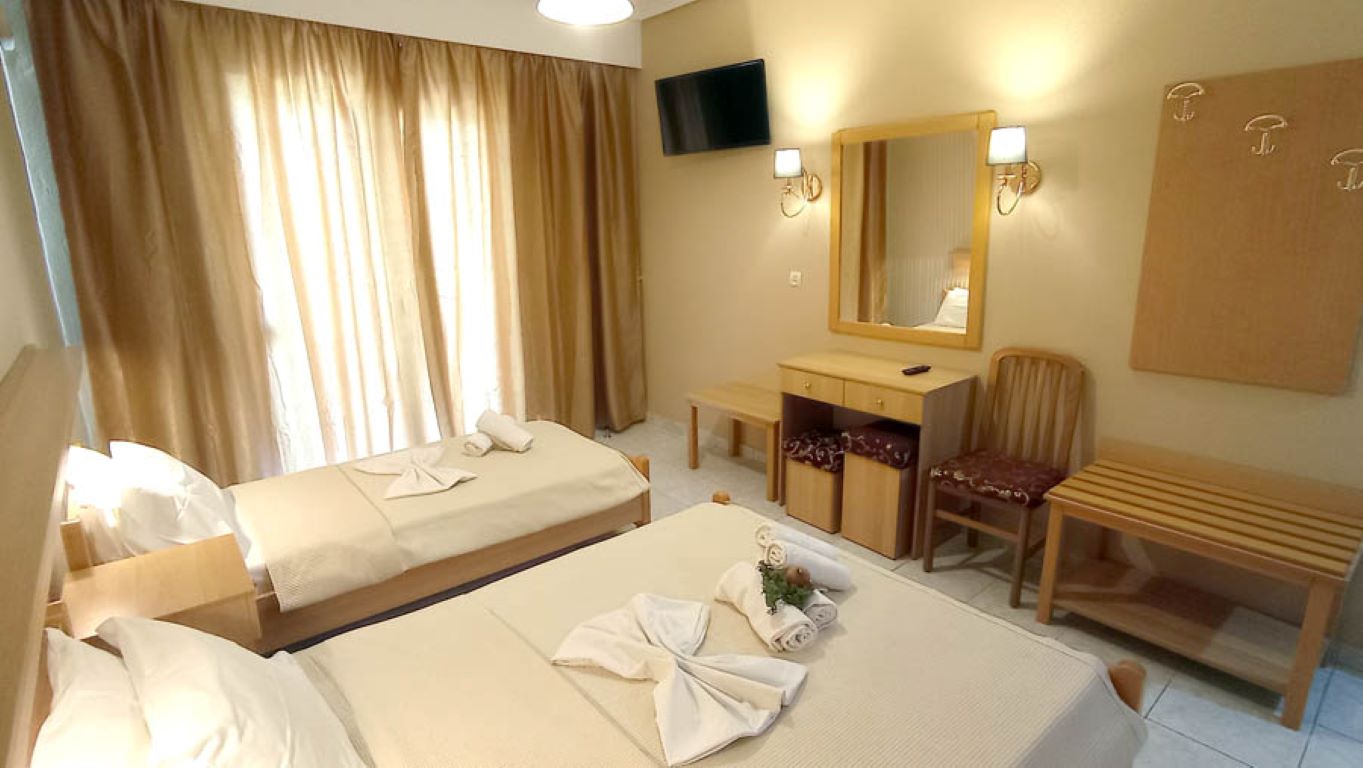 Hotel Themis Beach-Trokrevetna soba.jpg