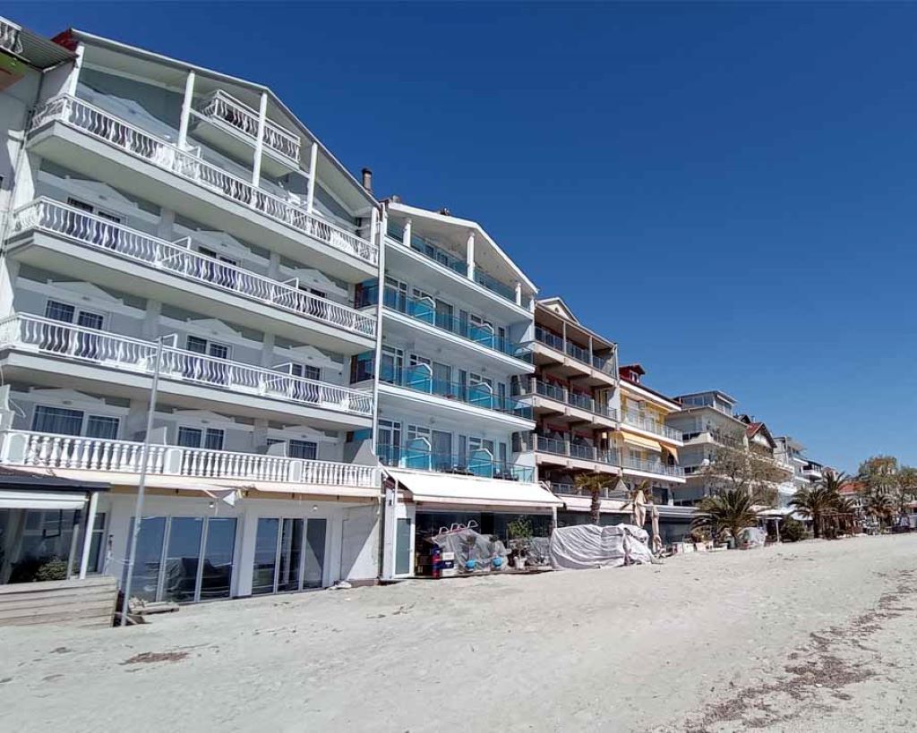 Themis Beach Hotel-Hotel spolja.jpg