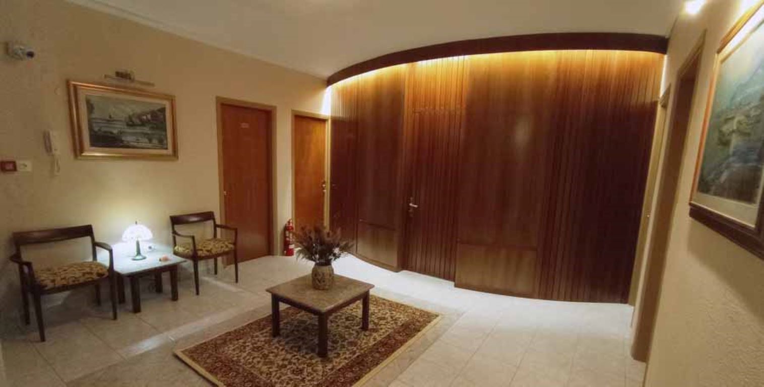 Themis Beach-Lobby izmedju spratova.jpg