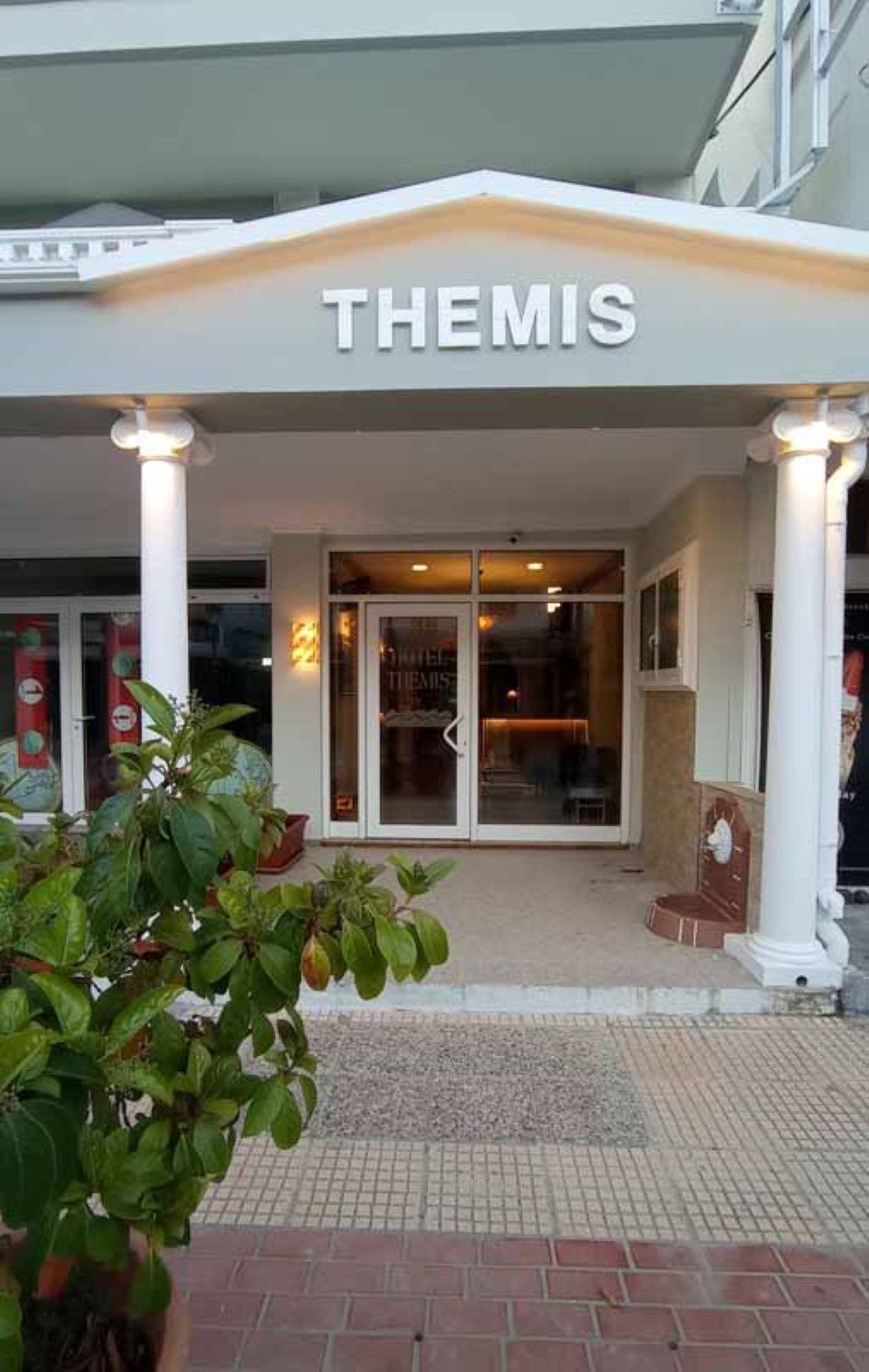 Themis Beach-Ulaz u hotel.jpg