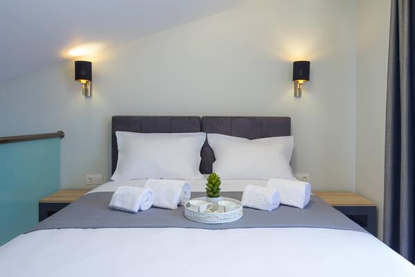 Ilis Villas - detalji na francuskom ležaju.jpg
