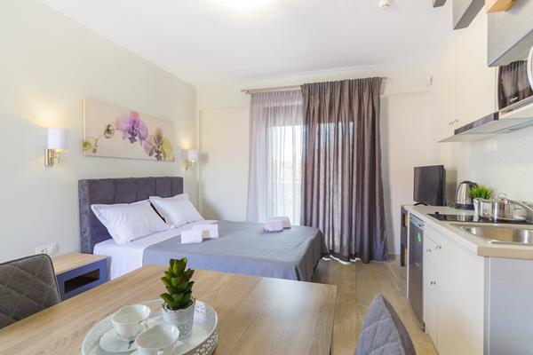 Ilis Villas - pogled na francuski ležaj.jpg