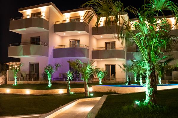 Aria Garden Suites - bašta hotela noću.jpg