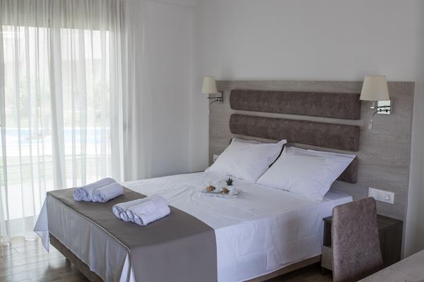 Aria Garden Suites - francuski ležaj iz drugog ugla.jpg