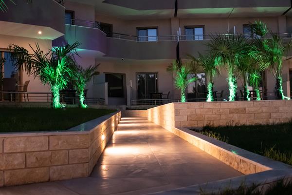 Aria Garden Suites - ulaz u hotel nocu.jpg