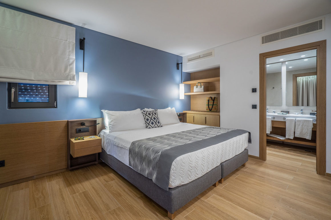 Apollonion Asterias resort - apartman sa privatnim bazenom - francuski ležaj.jpg