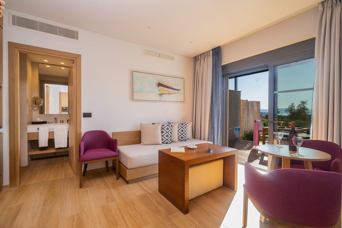 Apollonion Asterias resort - apartman sa privatnim bazenom - prostor za sedenje.jpg