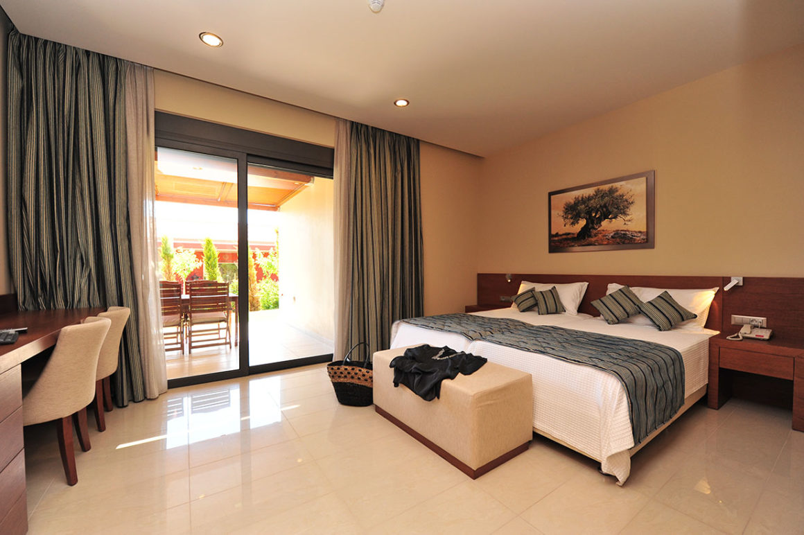 Apollonion Asterias resort - family suite - pogled na ležajeve.jpg
