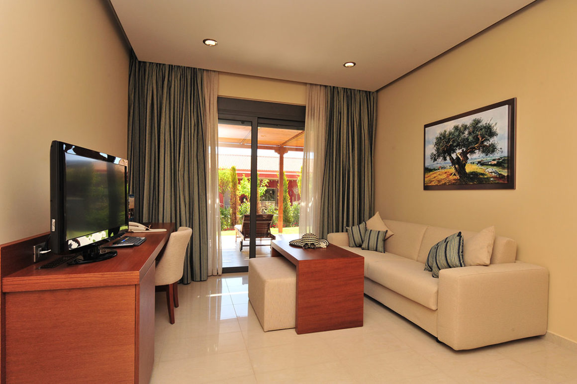 Apollonion Asterias resort - family suite - prostor za sedenje iz drugog ugla.jpg