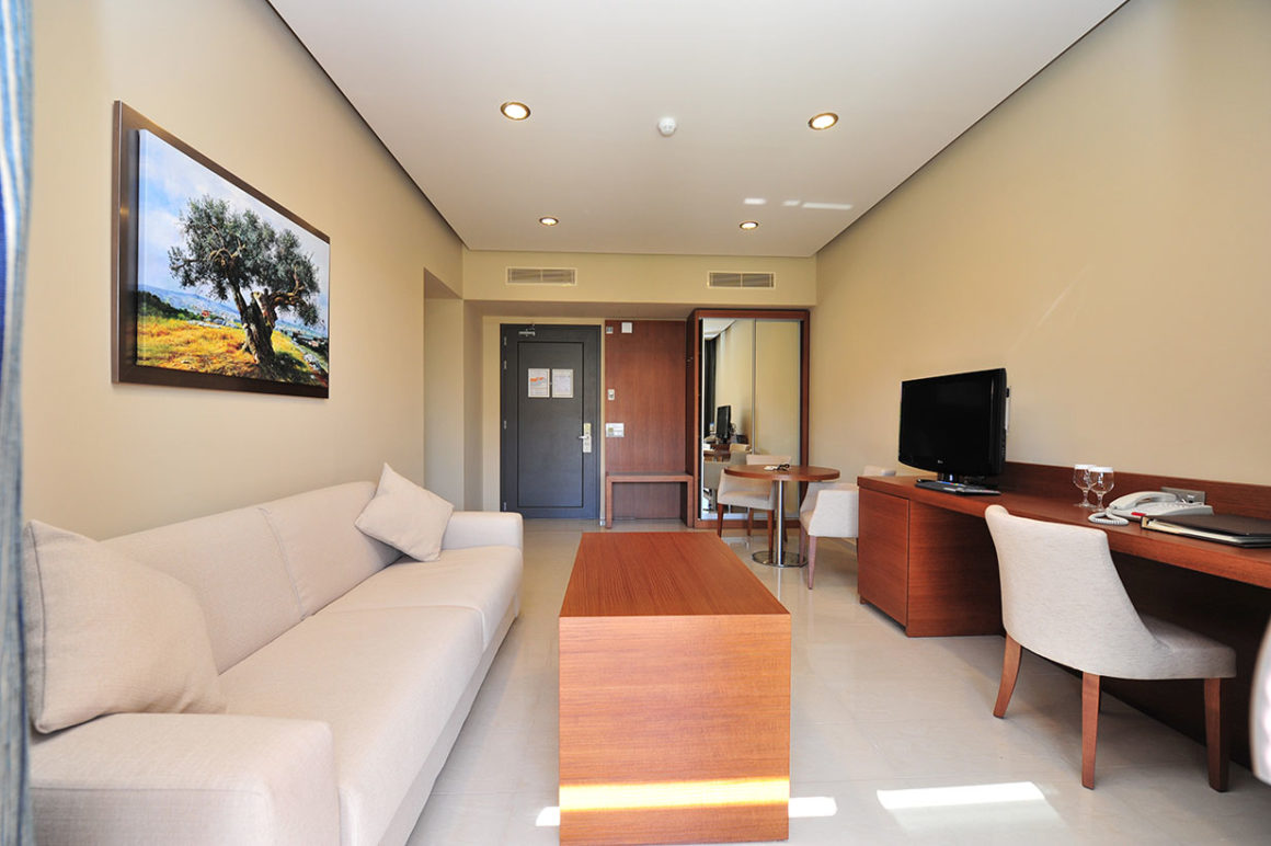 Apollonion Asterias resort - family suite - prostor za sedenje iz još jednog ugla.jpg