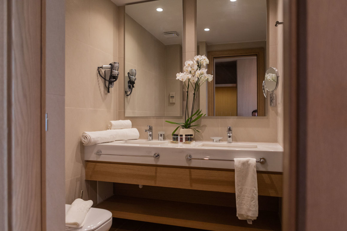 Apollonion Asterias resort - junior apartman - kupatilo iz drugog ugla.jpg