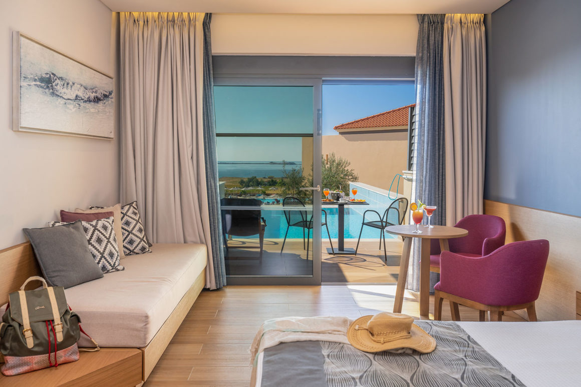 Apollonion Asterias resort - junior apartman - pogled ka privatnom bazenu iz sobe.jpg