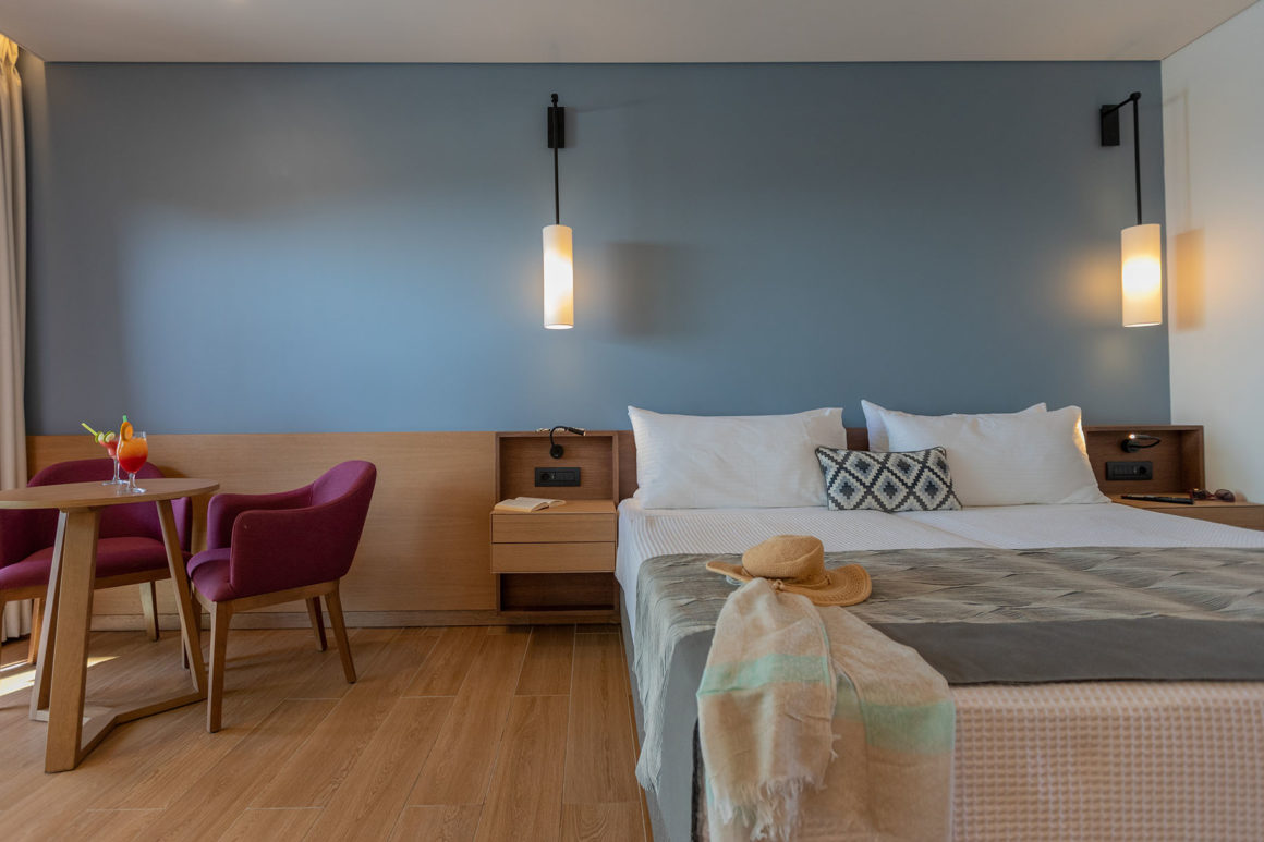 Apollonion Asterias resort - junior apartman - pogled na francuski ležaj.jpg