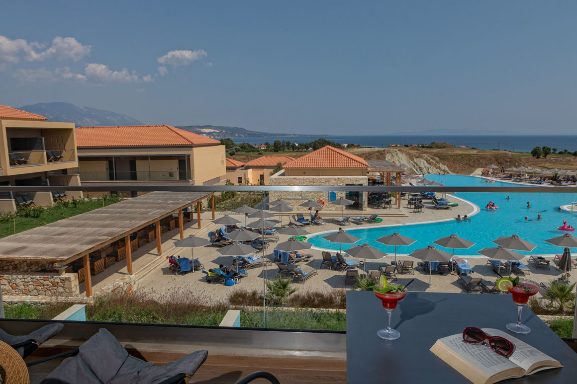 Apollonion Asterias resort - junior apartman - pogled sa balkona na bazen.jpg