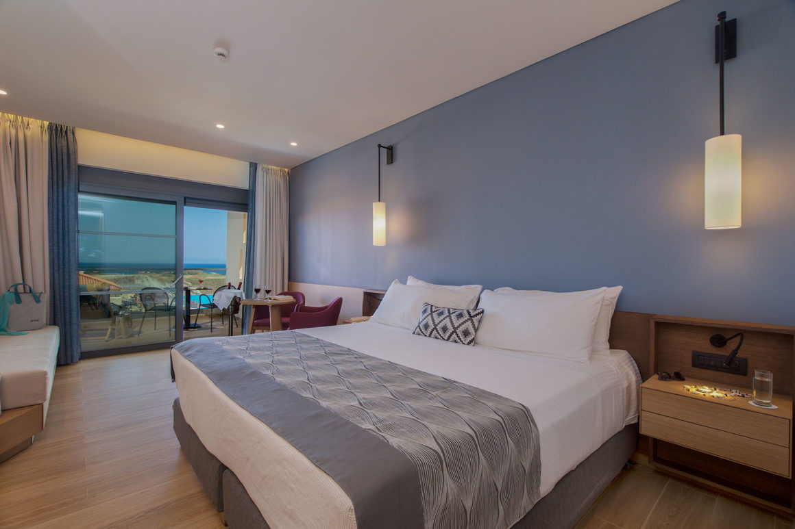 Apollonion Asterias resort - junior suite with balcony sea view - pogled na sobu.jpg