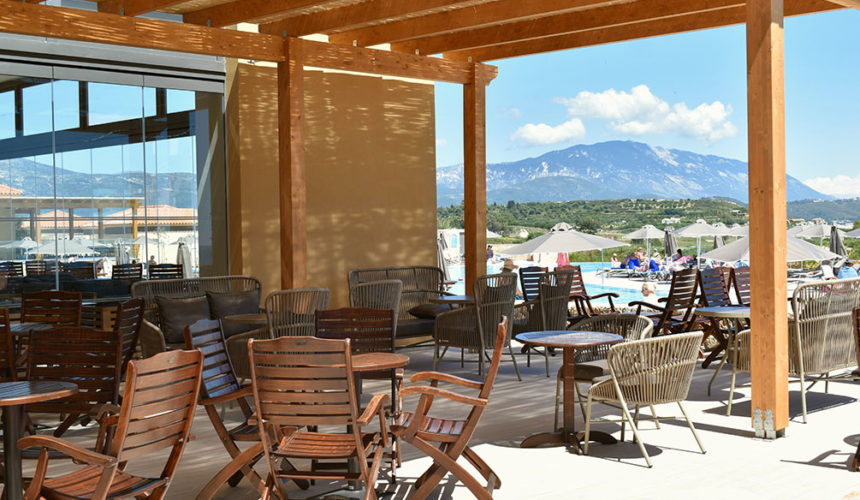 Apollonion Asterias resort - pogled ka bazenu iz muzičkog bara.jpg
